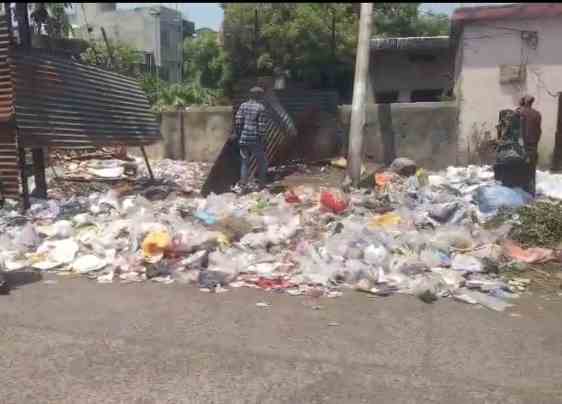 न्यू इंग्लिश हायस्कूल के सामने कचरे का अंबार; बच्चों के स्वास्थ्य पर मंडरा रहा खतरा